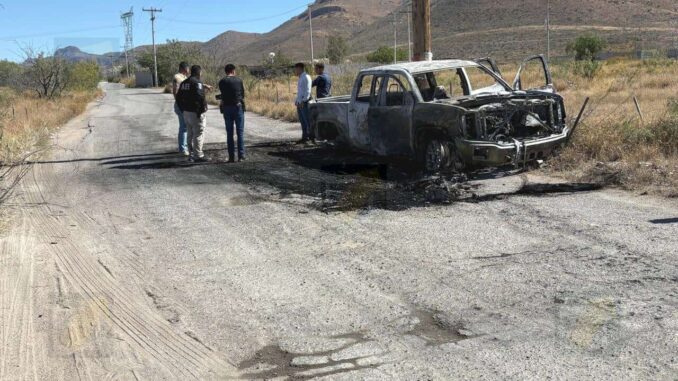 Hallan camioneta calcinada en carretera a Delicias