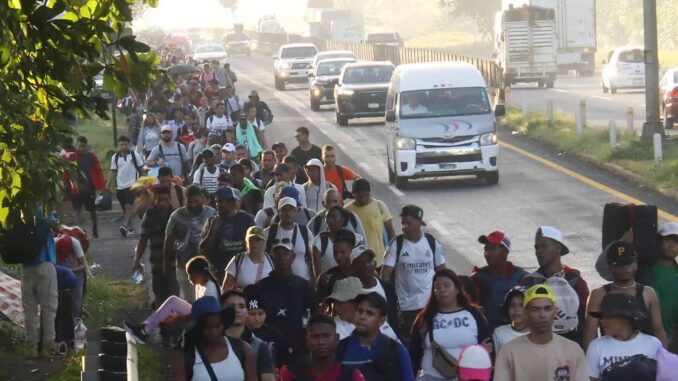 Informe revela las barreras a migrantes para acceder al sistema financiero formal mexicano