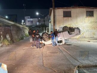 Falta de pericia y exceso de velocidad; pickup cae desde 7 metros en la avenida Pacheco