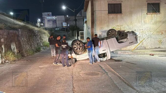 Falta de pericia y exceso de velocidad; pickup cae desde 7 metros en la avenida Pacheco