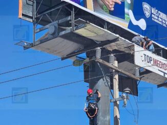 Joven recibe descarga eléctrica mientras colocaba bandera en espectacular