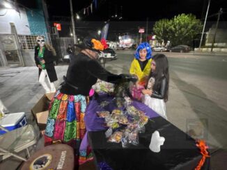 Celebra autolavado noche de brujas repartiendo dulces a pequeños
