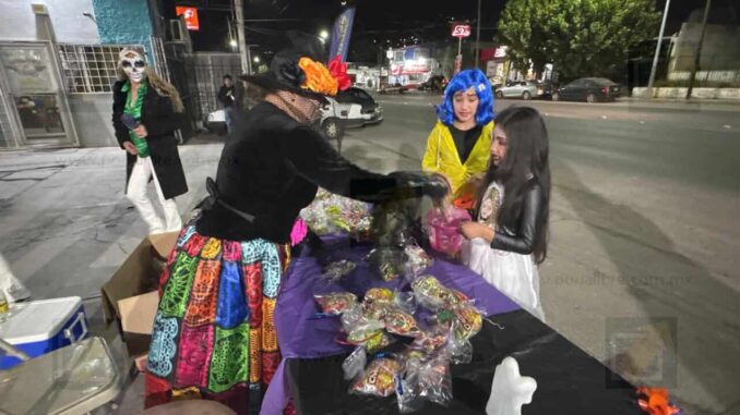 Celebra autolavado noche de brujas repartiendo dulces a pequeños