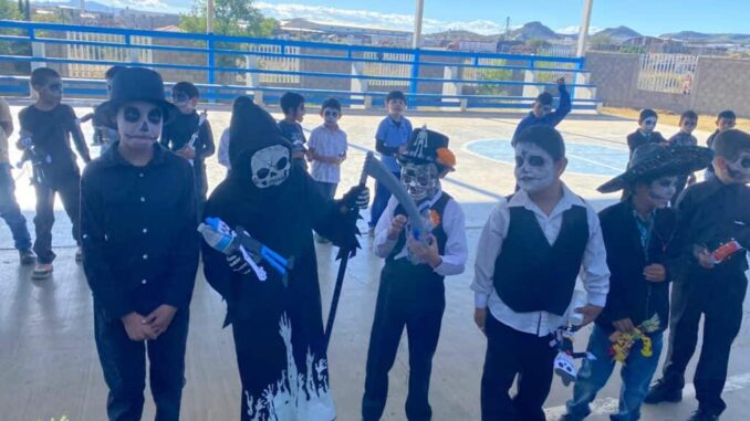 Participa GOECHI como jurado en concurso de catrinas y catrines en la escuela primaria Ford 190