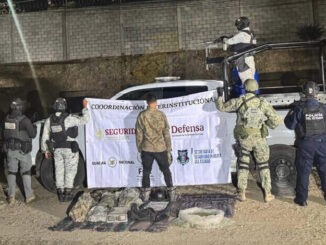 Cae adolescente con arsenal, droga y equipo táctico en Balleza