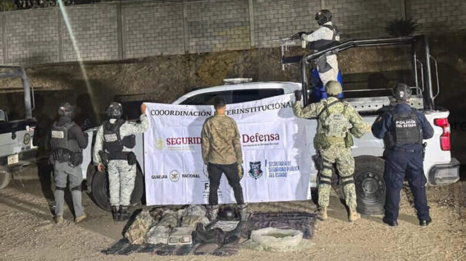 Cae adolescente con arsenal, droga y equipo táctico en Balleza