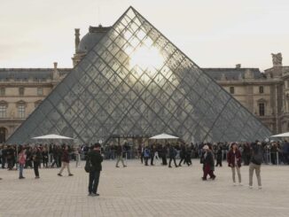Una mujer inculpada por complicidad en el robo del Louvre, otro de los detenidos liberado