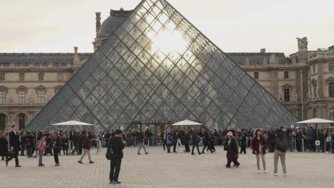 Una mujer inculpada por complicidad en el robo del Louvre, otro de los detenidos liberado
