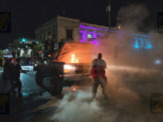 Se incendia camioneta durante desfile de catrinas en pleno centro