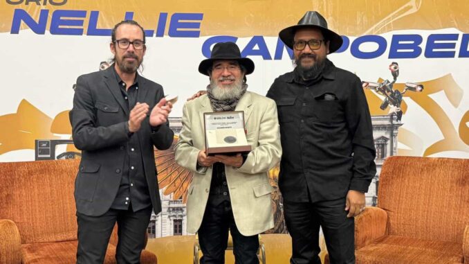 Premian a Juan Domingo Argüelles con la Medalla Wikáarame como Reconocimiento al Mérito Poético