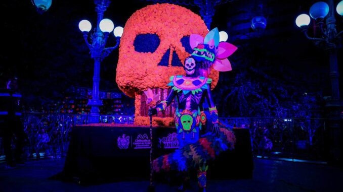 Premia alcalde Marco Bonilla a escuelas ganadoras del concurso de altares de muerto