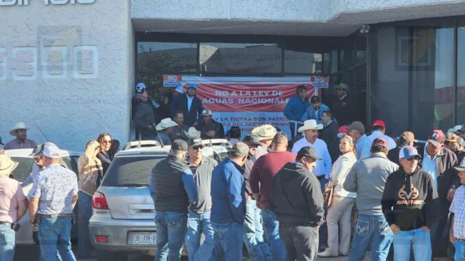 Productores del campo bloquean oficinas de Conagua por incertidumbre en la reforma a la Ley de Aguas