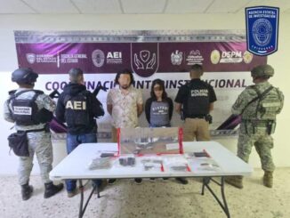 Detienen en flagrancia a un hombre y a una mujer en posesión de narcóticos y armamento