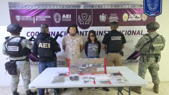 Detienen en flagrancia a un hombre y a una mujer en posesión de narcóticos y armamento