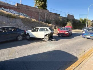 Carambola en la Teófilo Borunda Norte deja a una mujer lesionada y fuerte congestionamiento vial