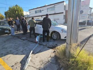 En San Felipe choca con un contenedor, una señal de tránsito y deja lesionado a un peatón