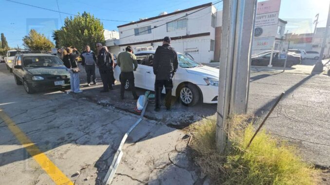 En San Felipe choca con un contenedor, una señal de tránsito y deja lesionado a un peatón