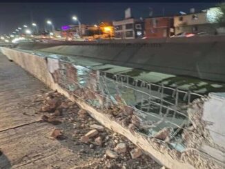 Fuerte choque en el canal; grúa impacta contra muro y desata caos vial