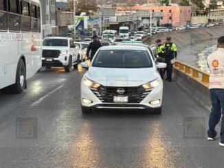 Carambola en puente de la 27 y canal deja caos vehicular y una embarazada lesionada