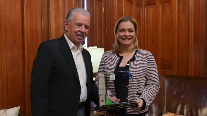 Maru Campos recibe reconocimiento del CCE por su compromiso con el sector empresarial de Chihuahua