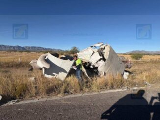 Tráiler cargado con cemento vuelca en la vía corta a Parral; conductor queda atrapado