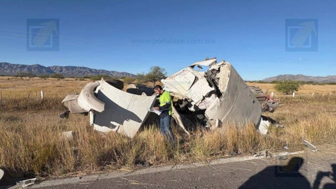 Tráiler cargado con cemento vuelca en la vía corta a Parral; conductor queda atrapado