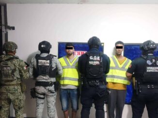 Detienen a dos; estaban armados afuera de una tienda de conveniencia