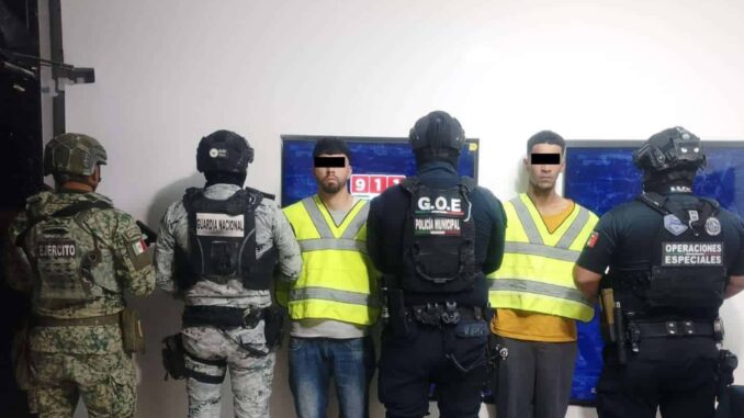 Detienen a dos; estaban armados afuera de una tienda de conveniencia