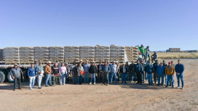 Apoya Estado a 75 familias del Frente Democrático Campesino de Guerrero con cemento para mejorar sus viviendas