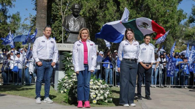 Dirigentes y militantes del PAN realizan guardia de honor a Luis H. Álvarez