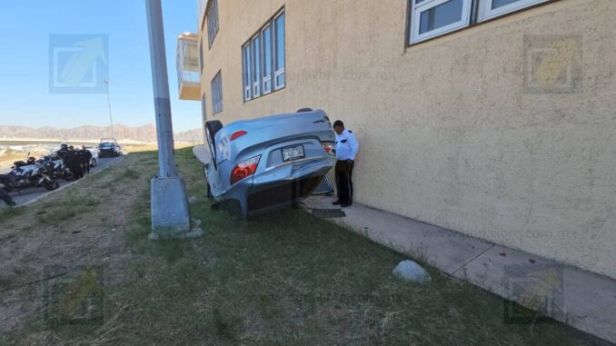 Vuelca universitario en el Juventud tras perder el control de su auto