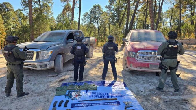 Aseguran arsenal y vehículos con reporte de robo en Guachochi