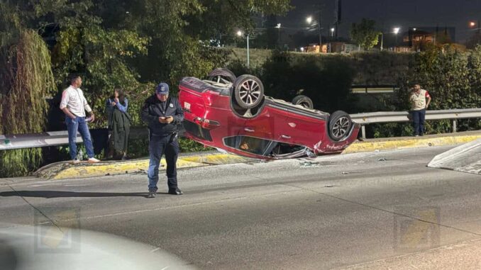 Choque con volcadura en Teófilo Borunda y Amapolas deja dos personas lesionadas