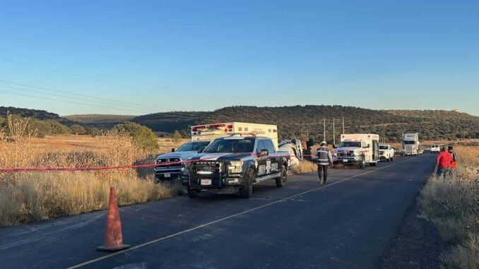 Chofer de una pipa muere al volcar en carretera del seccional Lázaro Cárdenas
