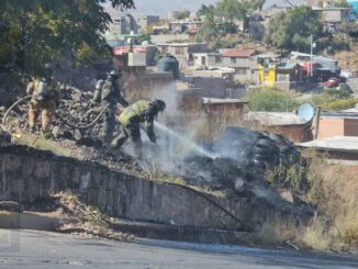 Evacuan a vecinos por incendio en lote de llantas en el Cerro de la Cruz