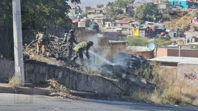 Evacuan a vecinos por incendio en lote de llantas en el Cerro de la Cruz