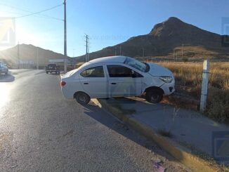 Conductora pierde el control por aceite derramado y provoca doble choque en la calle 38