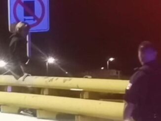 Policías municipales salvan de caer a joven de puente de la Lombardo y Juárez