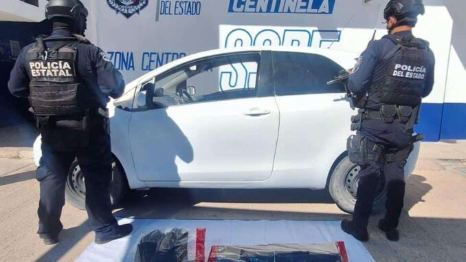 Aseguran vehículo con reporte de robo en Estados Unidos y un AR-15 en la carretera de Ojinaga
