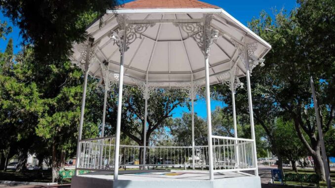 Bancas pintadas y áreas limpias; supervisa Marco Bonilla mantenimiento del Parque Santo Niño