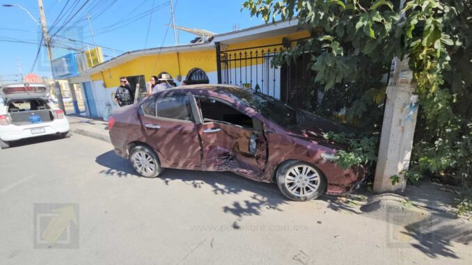 Conductora invade carril y provoca fuerte choque
