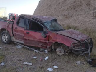 Vuelca camioneta en la carretera Chihuahua–Cuauhtémoc y deja dos heridos