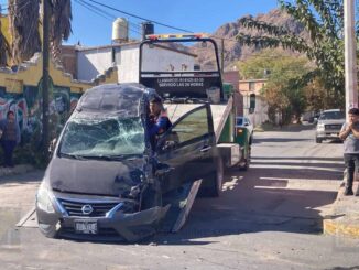 Conductora a exceso de velocidad provoca choque múltiple en la Nueva España; taxista lesionado