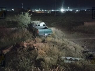 Pickup vuelca tras chocar contra un Sentra en el Periférico R. Almada; tripulantes huyen