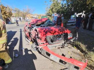 Joven provoca dos choques tras intentar escapar; termina atrapado en su vehículo