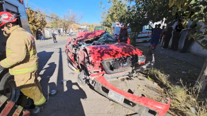 Joven provoca dos choques tras intentar escapar; termina atrapado en su vehículo