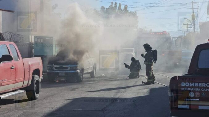 Hombre incendia pickup y escapa; autoridades ya lo tienen identificado