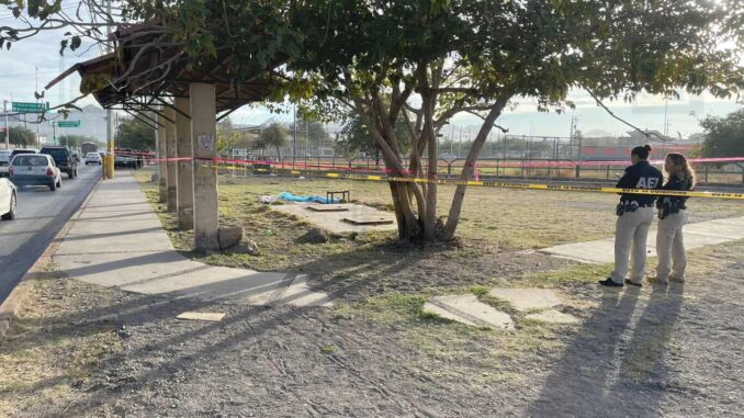 Hallan sin vida a hombre en situación de calle junto a parada de camión en la avenida Homero