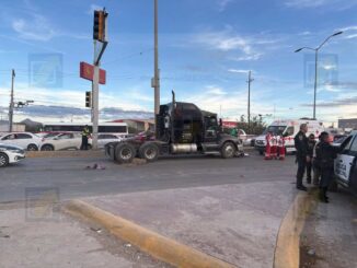 Motociclista muere tras ser embestido por tractocamión en cruce de Lombardo Toledano y Juan Pablo II