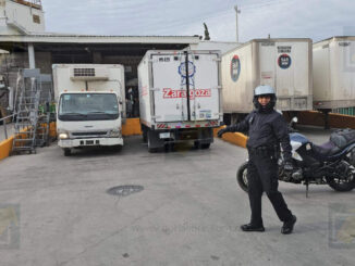 Robo de camión lechero desata persecución ocasionando choque múltiple 